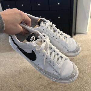 Woman’s Nike Blazers Size 8